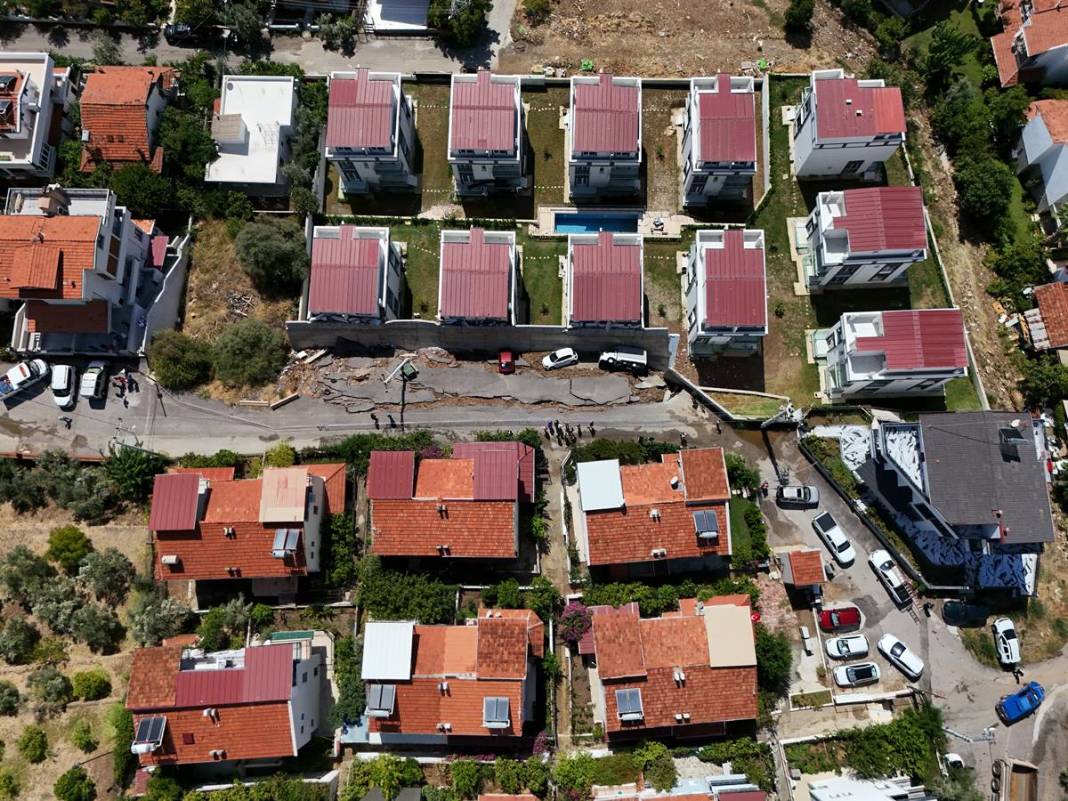 O kentte yollar çöktü: Gece yarısı felaketi yaşadılar! Gün aydınlanınca korkunç manzara ortaya çıktı 10